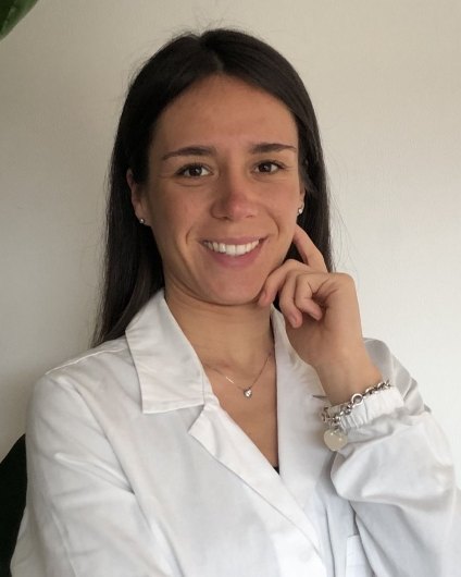 La Dott.ssa Lucrezia Gotti in camice bianco, sorridente